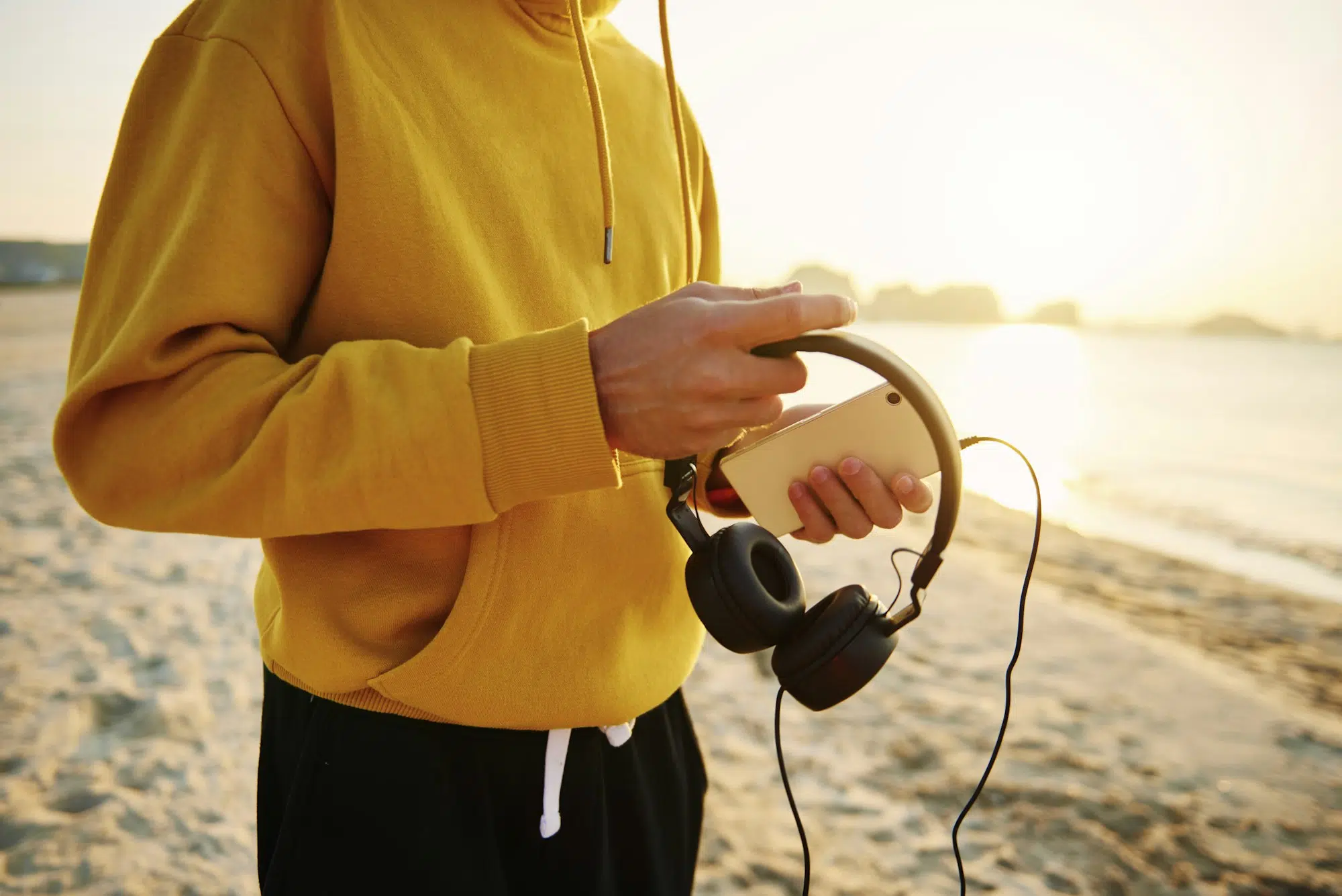 Persona saliendo a correr despues de crear y elegir su playlist de música en Spotify