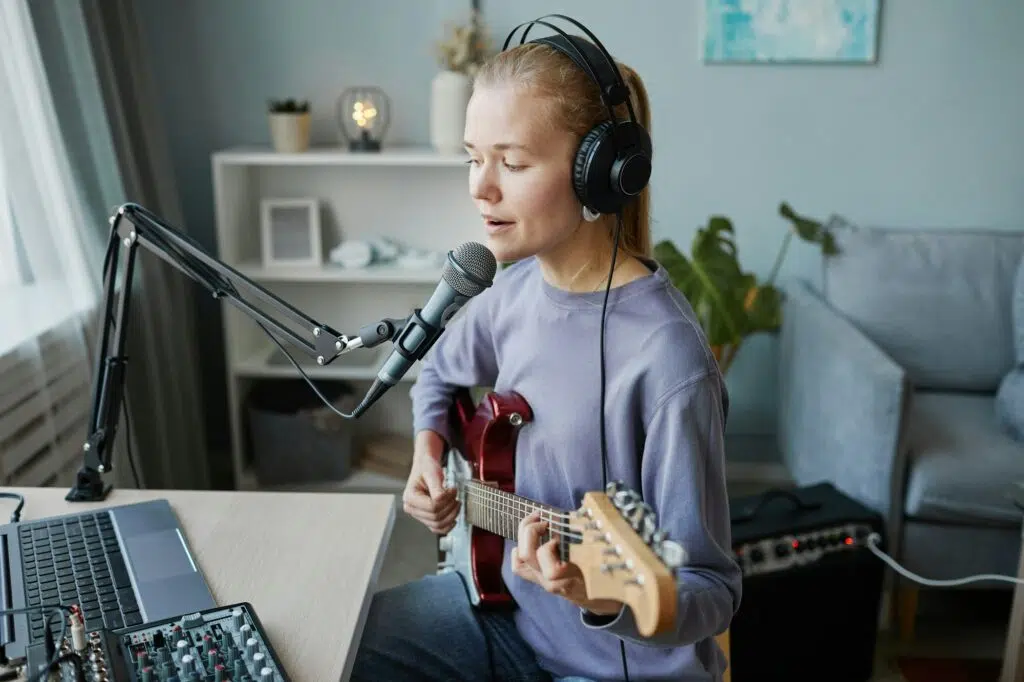 Artista grabando sus canciones logrando un sonido profesional con equipos caseros